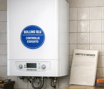 Caldaia murale a gas condensazione installata in appartamento