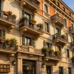 Facciata di un palazzo condominiale italiano visto dal basso