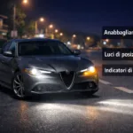 Automobile di notte con anabbaglianti accesi e schema delle luci obbligatorie secondo il Codice della Strada italiano