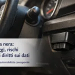 Scatola nera assicurativa nell'abitacolo di un'auto con testo guida per l'automobilista